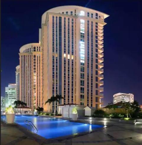Luxury Bgc Condo In Taguig, Mckinley - Covered Parking And Wifi Free Esterno foto