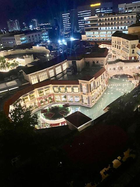 Luxury Bgc Condo In Taguig, Mckinley - Covered Parking And Wifi Free Esterno foto